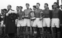 Шампиони! Стефан Божков с шампионската купа и КСА — Източник: Фотоархив на Тодор Славчев — www.todorslavchev.bg