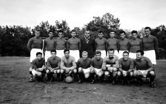 прави: Стефан Божков, Кирил Ракаров, Георги Насев, Манол Манолов, Крум Милев (ст. треньор), Панайот Панайотов, Стефан Стефанов, Ганчо Василев, Димитър Миланов, Георги Цветков; клекнали: Петър Михайлов, Гаврил Стоянов, Георги Кекеманов, Георги Енишейнов, Ангел Миланов, Стефан Геренски, Нако Чакмаков, Георги Русев — Източник: Фотоархив на Тодор Славчев — www.todorslavchev.bg