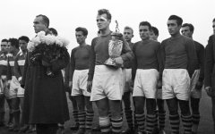 Шампиони! Стефан Божков с шампионската купа — Източник: Фотоархив на Тодор Славчев — www.todorslavchev.bg