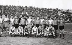 Цървена звезда - ЦДНА 1:2 контролна среща. С тъмните фланелки прави: Стефан Божков (капитан), Гаврил Стоянов, Георги Найденов, Панайот Панайотов, Георги Димитров „Червения“, Георги Енишейнов, Кирил Ракаров, Манол Манолов; клекнали: Димитър Миланов, Крум Янев, Иван Колев —