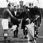 ЦСКА - Шахтьор (Донецк, тогава Сталино) 0:0. Капитанът на ЦСКА Стефан Божков поздравява капитанът на Шахтьор Александър Пономарьов. — Източник: Фотоархив на Тодор Славчев — www.todorslavchev.bg