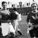 ЦСКА - Шахтьор (Донецк, тогава Сталино) 0:0. Манол Манолов заедно с играча на Шахтьор, Агустин Гомес, са наградени с букет преди мача. — Източник: Фотоархив на Тодор Славчев — www.todorslavchev.bg