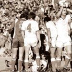 ЦСКА - Левски-Спартак 2:1. Радослав Здравков лежи на земята с разкъсан пръсец, а Георги Димитров - Джеки се е хванал за главата от гледката — Източник: cska.bg