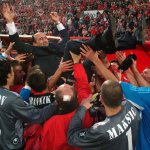 Футболистите подхвърлят във въздуха треньора Миодраг Йешич след победата — Източник: cska.bg