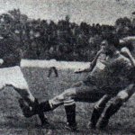 Стефан Божков в борба за топката срещу двама футболиста на АТК — Източник: вестник „Народен спорт“