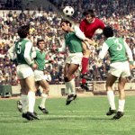 ЦСКА - Черно море 3:1. Стефан Михайлов надскача защитник на Черно море. — Източник: Facebook:PFC Cherno more Varna retro page