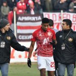 ЦСКА - Верея 1:0. Физиотерапевтите на ЦСКА Георги Пешев и Станимир Стоев помагат на Стивън Перейра — Никола Кирилов © всички права запазени