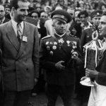 Генерал Владимир Стойчев връчва титлата на капитана на ЦСКА Нако Чакмаков —