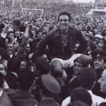 Капитанът на ЦСКА Нако Чакмаков е понесен на ръцете на щастливата публика след спечелване на шампионската титла —