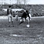 Спартак Пл - ЦСКА Септ. знаме 0:2. Стоян Йорданов хваща топката пред очите на Ванков от Спартак —