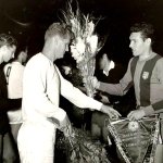 ЦДНА - Барселона 2:2. Капитанът на ЦДНА д-р Стефан Божков поздравява капитанът на Барселона Хуан Сегара —