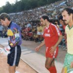 Капитаните Георги Велинов и Иван Георгиев (в средата - Йордан Лечков) извеждат отборите пред рекордната за стадион Дружба в Добрич 25-хилядна публика —