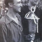 Капитанът на ЦСКА Нако Чакмаков и вратаря Стефан Геренски с купата на шампиона —