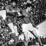 ЦСКА „Септемврийско знаме“ - Левски-Спартак 2:1. Кирил Станков в борба с Георги Аспарухов —