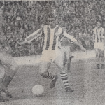 Васил Романов (в центъра) се противопоставя на Бесалик (№7) от московчани —