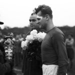 ЦДНВ - Академик 1:0. Генерал Владимир Стойчев връчва купата на Съветската армия на капитанът на ЦДНВ Стефан Божков. — Източник: Фотоархив на Тодор Славчев — www.todorslavchev.bg