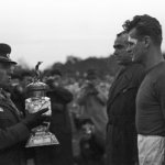 ЦДНВ - Академик 1:0. Генерал Владимир Стойчев връчва купата на републиканският първенец на капитанът на ЦДНВ Стефан Божков. — Източник: Фотоархив на Тодор Славчев — www.todorslavchev.bg