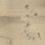 Момент пред врата на Спортклуб, когато вжпреки усилията на вратаря и на бека, Атлетик вкара гол. —