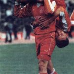 ЦСКА - Левски 3:3. Краси Чомаков носи Бончо Генчев на гърба си след втория гол на нападателя в мрежата на сините —