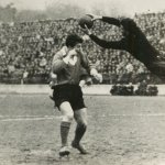 ЦДНА - Спартак (Варна) 3:0. Панайот Панайотов (вляво) е изпреварен от вратарят на варненци —