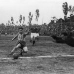 ЦДНВ - ПСК Левски 2:2. Борис Трънков (в средата) и вратаря на армейците Панко Георгиев —